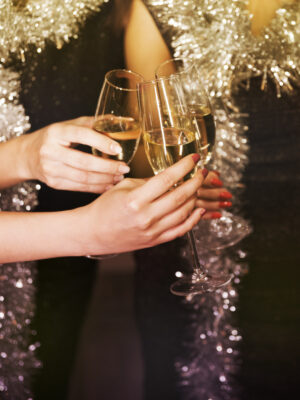 girls-toasting-with-champagne-new-year-party